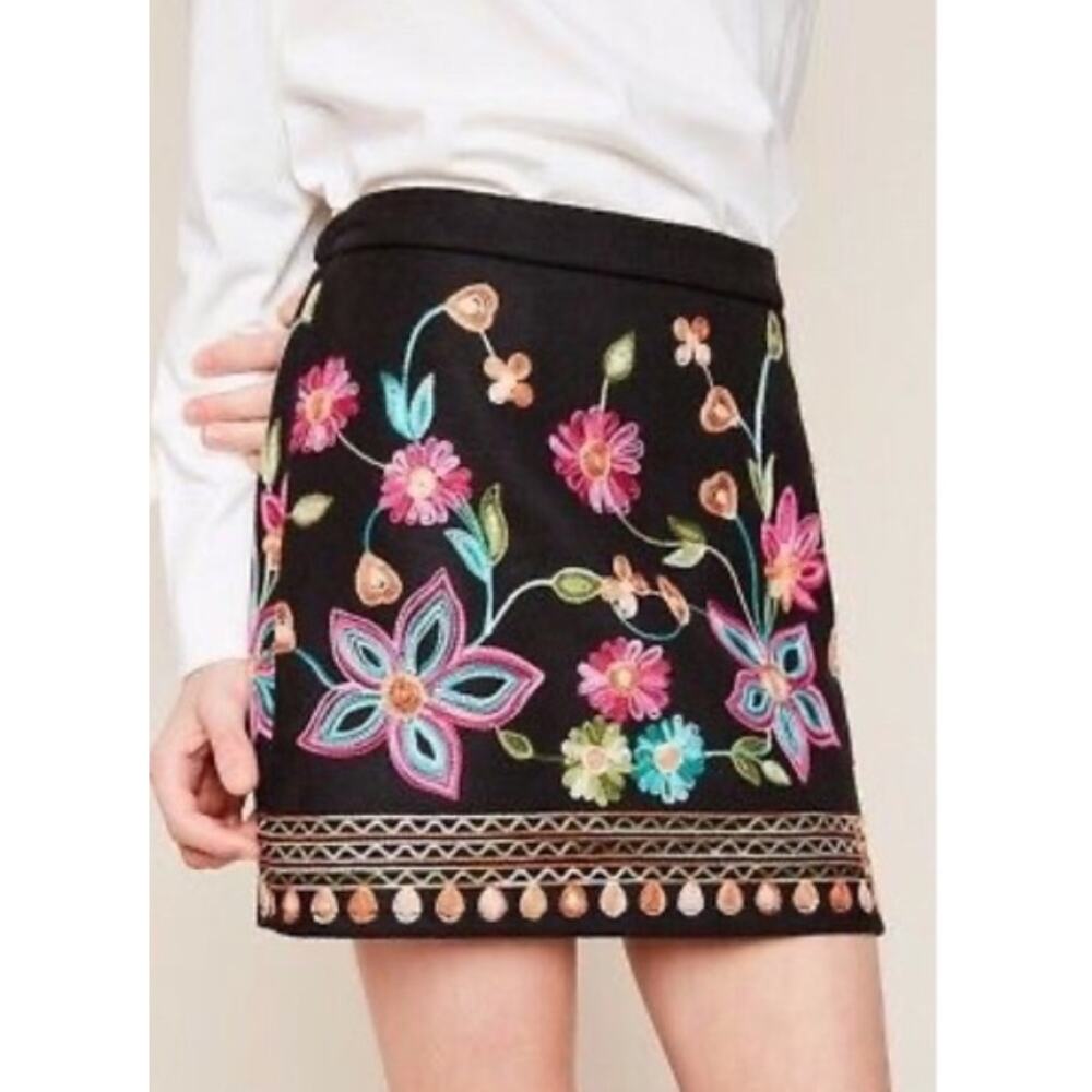 HAYDEN BLACK MINISKIRT WITH MULTICOLORED EMBROIDERED FLOWERS, SIZE MEDIUM98